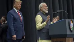 হিউস্টনের এনআরজি স্টেডিয়ামে 'হাউডি, মোদী' ইভেন্টে ডোনাল্ড ট্রাম্প ও নরেন্দ্র মোদী