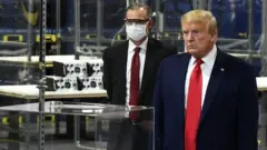 Le Président Trump inspectant une usine de Ford