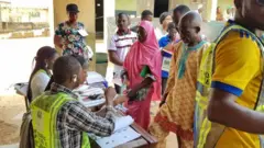 Awọn oṣiṣẹ INEC kan n gbaradi fun iṣẹ