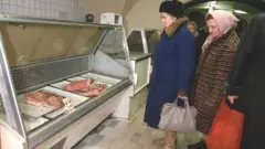 Mujeres soviéticas en una carnicería.