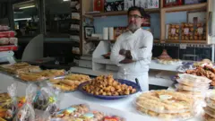 Hakim habite depuis 30 ans à Londres. Il est originaire d'Alger et soutient corps et âme l'équipe algérienne.
