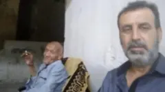 أردني يبحث عن عائلة صديقه المصري الذي مات وحيدا بعمان