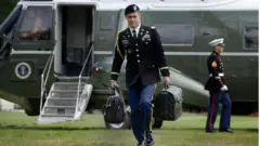 Agente de seguridad portando el maletín nuclear.