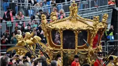 queen hologram in cart