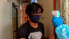 ओमिक्रॉनः घरामध्ये एखाद्या व्यक्तीला कोरोनाचा संसर्ग झाल्यास काय कराल?