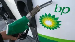 شعار شركة "بي بي" على مضخة بنزين