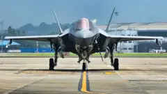 இந்த எஃப்-35B போர்விமானம் ஜூன் 14ஆம் தேதி தரையிறங்கியது முதல் கேரளாவின் திருவனந்தபுரம் விமானநிலையத்தில் நிறுத்திவைக்கப்பட்டுள்ளது