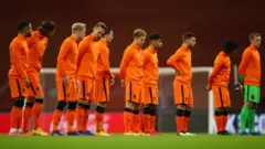 Hollanda'da hükümet, aşı kampanyasında Hollanda Milli Futbol Takımı oyuncularının da yer almasını istiyor; ancak altı futbolcunun aşı olmayı reddetmesi hayal kırıklığı yarattı.