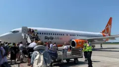 Літак авіакомпанії в аеропорту