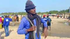 Un pêcheur sur la plage de Gunjur, en Gambie.