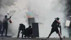 Las multitudinarias protestas pacíficas dieron paso a choques entre manifestantes y agentes del orden.