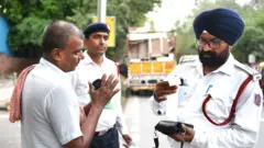 वीआइपी नेताओं पर क्यों लागू नहीं होते ट्रैफ़िक नियम?