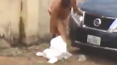 Wani mutum yana tube kayan kariya daga cutar korona na ma'aikatan lafiya bayan sun jana'izar Abba Kyari a Abuja
