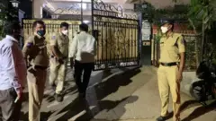 పౌరహక్కుల నేత రఘునాథ్ ఇంటి వద్ద పోలీసులు