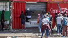Abari muri iyo migumuko babomoye amaduka mi bibanza bitari bike i Johannesburg ejo ku wa mbere