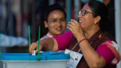 भक्तपुरमा मतदान गर्दै एक महिला