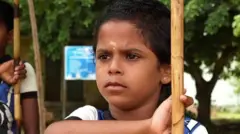 மூன்று விரல் மட்டுமே இருந்தால் என்ன? அசத்தலாக சிலம்பம் சுற்றும் சிறுமி