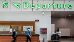 အလုပ်သမားတစ်ယောက် ပြည်ပထွက်ခွာအလုပ်လုပ်ဖို့ဆိုတာဟာ စစ်အာဏာသိမ်းတဲ့ ၂၀၂၁ခုနှစ်ကစလို့ တနှစ်ထက်တနှစ် ပိုပြီးခက်ခဲလာပါတယ်။ 