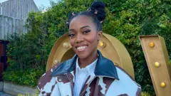 Lauren Udoh sonríe frente a la cámara 