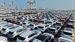 වරායේ ගාල් කර ඇති මෝටර් රථ 