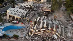 Edificios destruidos en Caraballeda, La Guaira.