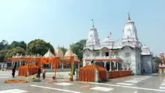 હુમલા બાદ ગોરખપુર મંદિરની આસપાસ સુરક્ષા વધારી દીધી છે. પોલીસ આવનજાવન કરતી તમામ ગાડીઓનું ચેકિંગ કરી રહી છે