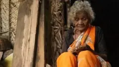 100 வயதை கடந்த குட்டியம்மா பாட்டிக்கு உதவித்தொகை கொடுக்க ஆற்றை கடந்து 10 கிமீ நடந்து செல்லும் தபால் நிலைய அதிகாரி