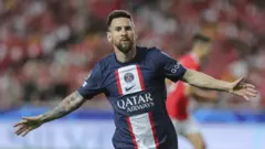 لاعب كرة القدم الأرجنتيني ليونيل ميسي