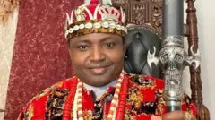 Simon Ekpa yi uwe ndị eze na amụrị ọnụ ọchị na-ele anya n'oyonyo