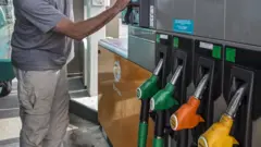 رجل في محطة لتزويد الوقود