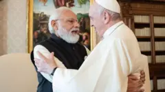 रोम में पोप फ्रांसिस के साथ पीएम नरेंद्र मोदी की मुलाक़ात