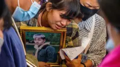 મ્યાનમારમાં માર્યા જનાર લોકોનાં પરિવારજનોનો વિલાપ