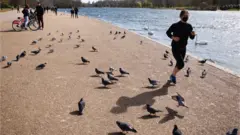 Mulher corre em parque de Londres