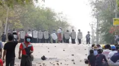 နောက်ထပ်ဆန္ဒပြမဲ့သူတွေကို ရပ်တန့်စောင့်ဆိုင်းနေစဥ်မှာပဲ ရဲတွေဟာ ရဲစခန်းရှေ့ကနေချီတက်လာ