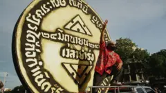 คนชูสามนิ้ว