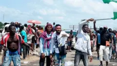 Majengo yamechomwa moto na kumeripotiwa kwa milio ya risasi katika miji mikubwa ya Nigeria