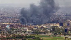 دخان يتصاعد فوق الخرطوم