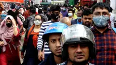 বাংলাদেশে করোনাভাইরাসের সংক্রমন আবারো বাড়ছে। কিন্তু স্বাস্থ্যবিধি মানতে অনীহা আগের মতোই।