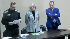 وقف نافالني (يسار) في المحكمة المؤقتة في سجن بوكروف أثناء النطق بالحكم