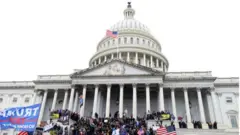 বিক্ষোভকারীদের দখলে ওয়াশিংটনে কংগ্রেস ভবন