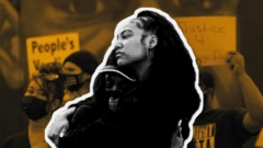 DOs mujeres abrazándose en una protesta