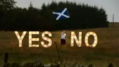 ชายสก็อตโบกธงรณรงค์การลงประชามติ