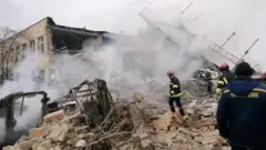 Здание аэропорта в руинах, дым