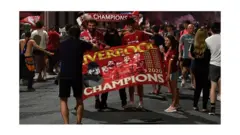Des supporters dans la rue pour célébrer le sacre de LFC