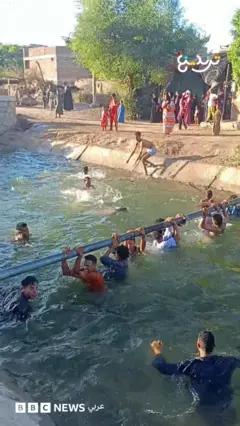  "حنة" في الترعة هربا من الحر بمصر