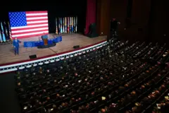 Hegseth no palco durante discurso na Base do Corpo de Fuzileiros Navais de Quantico, em Quantico, Virgínia, em 30 de setembro de 2025
