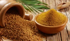 Gros plan de graines de fenugrec biologique séchées et moulues