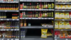 Una góndola de supermercado en La Paz, Bolivia.