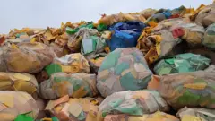 Des ballots de débris de bidons de 20 litres stockés dans l'atelier de Père Aziz à Mbeubeuss