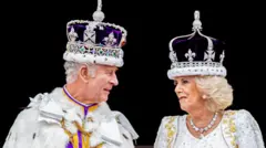 அரசர் சார்ல்ஸ் முடி சூட்டப்பட்டார்